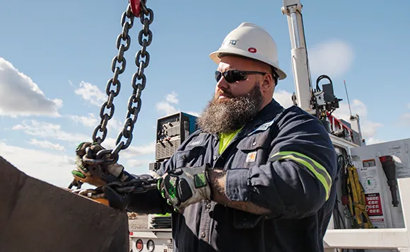worker holding a chain lift